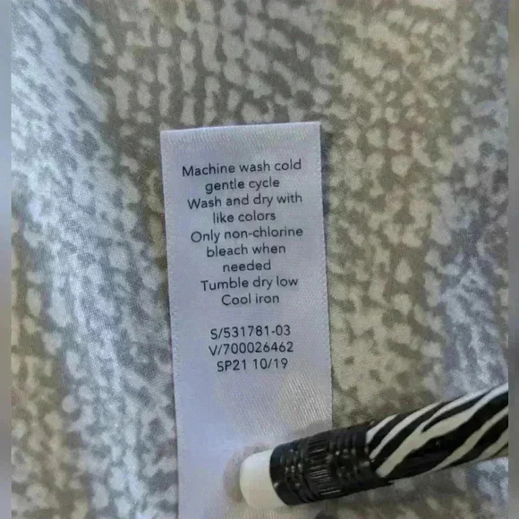 ATHLETA Zephyr Refined Crew Neck Tank Cream & Olive Snake Print Top Size XS - Picture 7 of 8